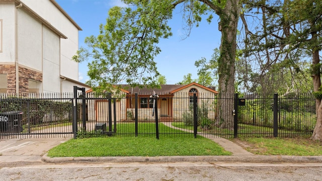 view of front of home featuring a gate, stucco siding, and a fenced front yard