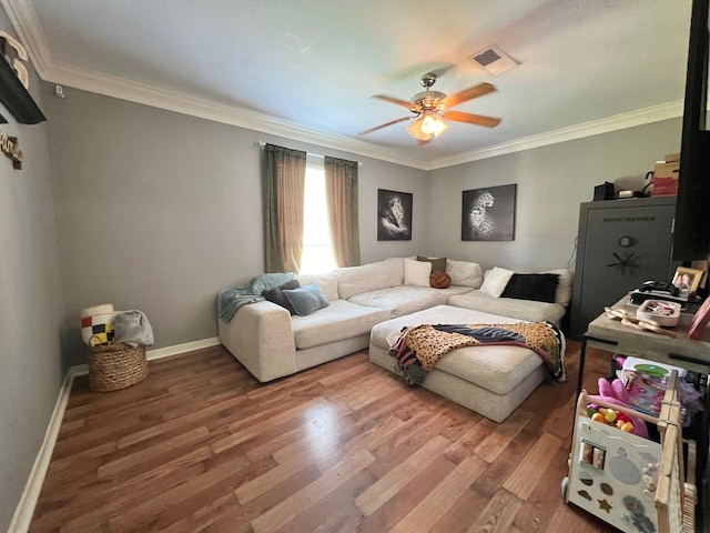 living room featuring visible vents, crown molding, light wood-style floors, and ceiling fan