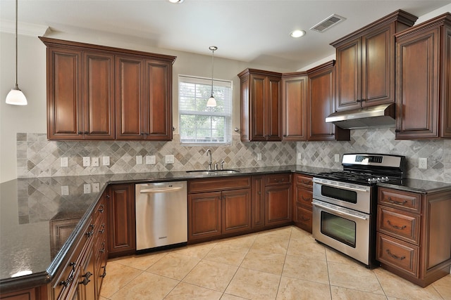 kitchen with visible vents, under cabinet range hood, tasteful backsplash, a sink, and stainless steel appliances