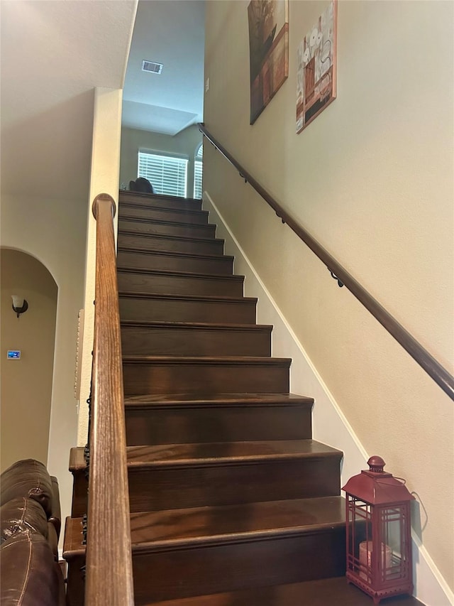 2731 Sea Ledge Dr, Seabrook, TX 77586 - stairway featuring arched walkways and baseboards