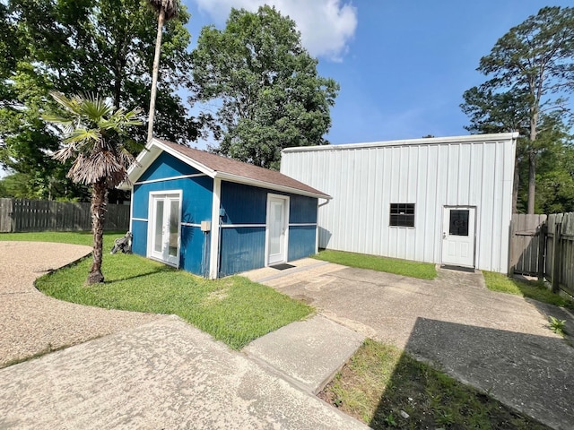 view of outdoor structure with an outbuilding and a fenced backyard