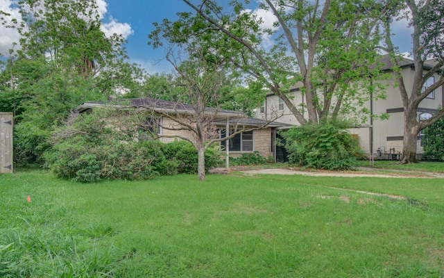 view of front facade with stucco siding and a front lawn