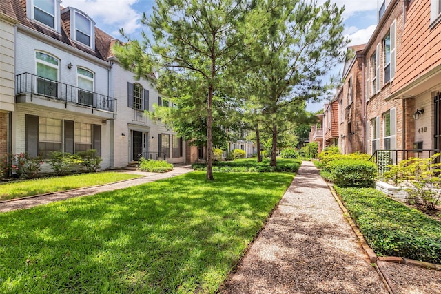 386 N Post Oak Ln, Houston, TX 77024 - view of community with a yard