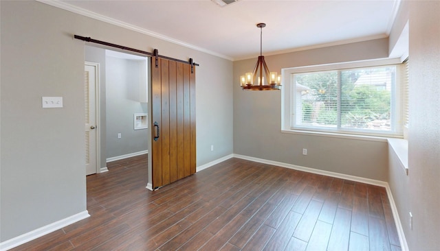 empty room featuring baseboards, dark wood-style flooring, a barn door, and a notable chandelier