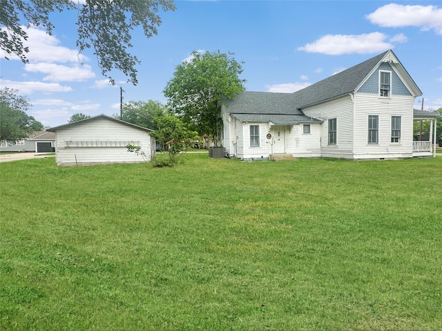 view of front of house featuring central air condition unit, a shingled roof, and a front lawn