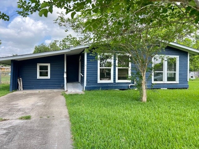 view of front of property featuring concrete driveway and a front yard