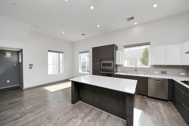 kitchen featuring stainless steel appliances, visible vents, a sink, and modern cabinets