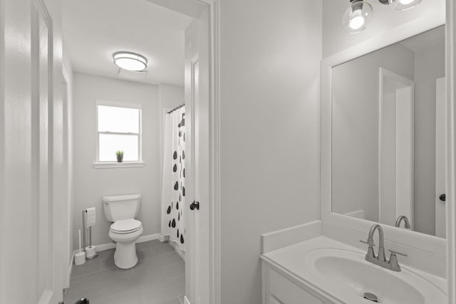 full bathroom featuring a shower with curtain, tile patterned floors, baseboards, vanity, and toilet