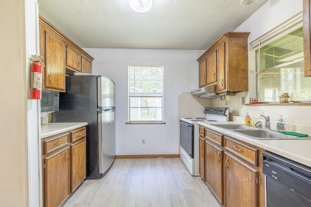 9847 N Lake Vw, Montgomery, TX 77316 - kitchen featuring black dishwasher, white electric stove, freestanding refrigerator, a sink, and light wood finished floors