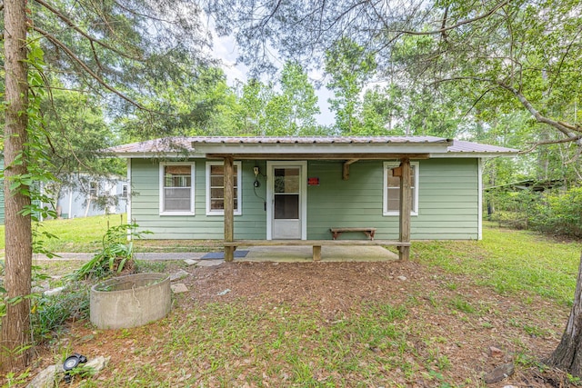 9847 N Lake Vw, Montgomery, TX 77316 - view of front of property featuring metal roof and a front lawn
