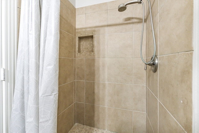 33519 Hillside Dr, Pinehurst, TX 77362 - bathroom featuring tiled shower