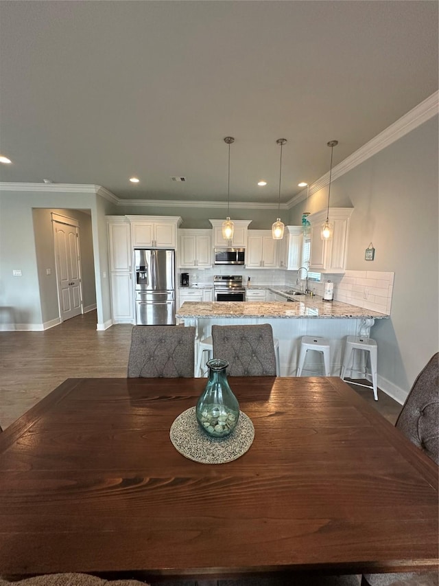 dining space featuring baseboards, recessed lighting, and crown molding