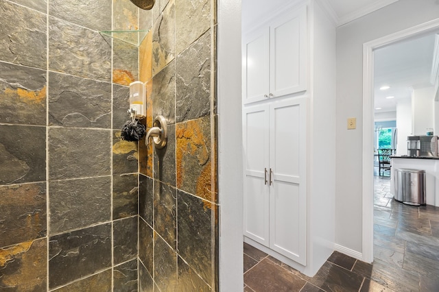 full bath with recessed lighting, baseboards, a tile shower, and ornamental molding