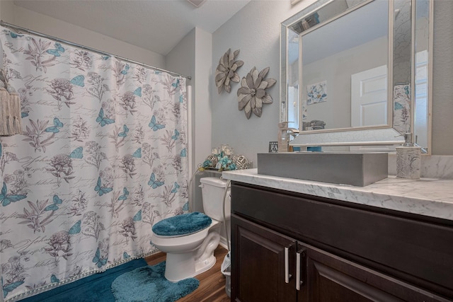 full bath featuring vanity, a shower with shower curtain, wood finished floors, and toilet
