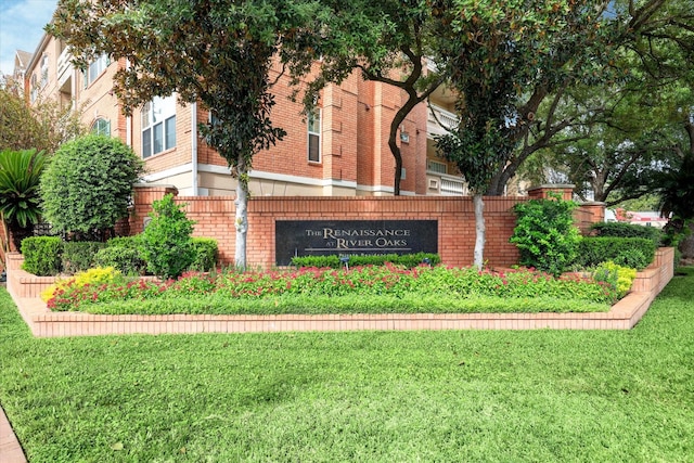 community / neighborhood sign featuring a lawn