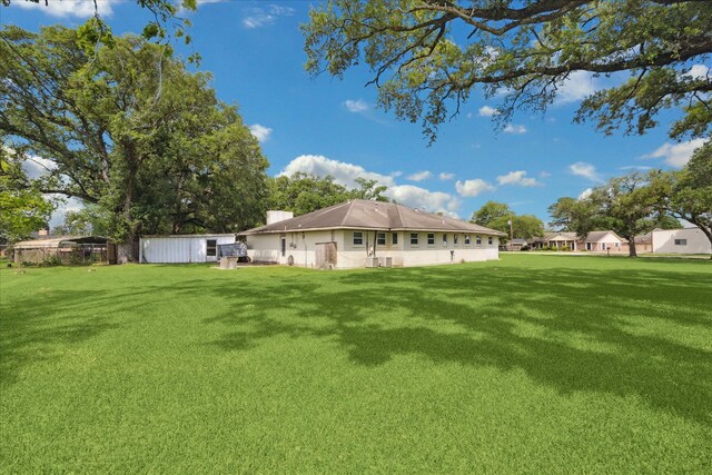 back of house featuring a lawn