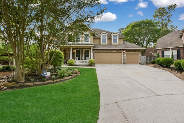 view of front of house featuring fence, a front lawn, stucco siding, a porch, and concrete driveway