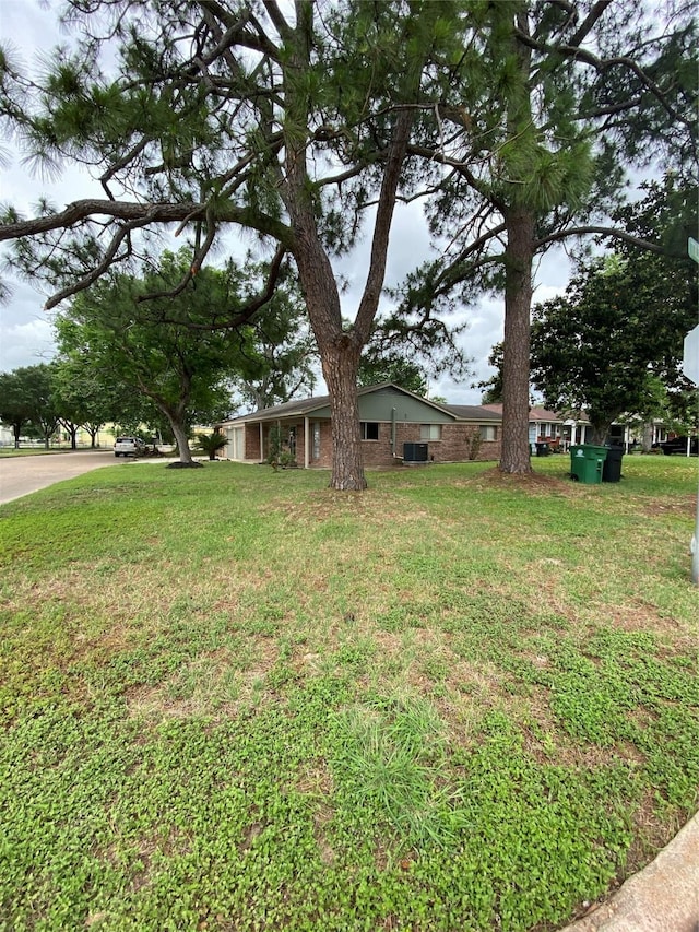 view of yard featuring central AC unit