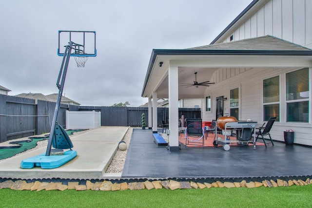view of patio featuring a fenced backyard and a ceiling fan