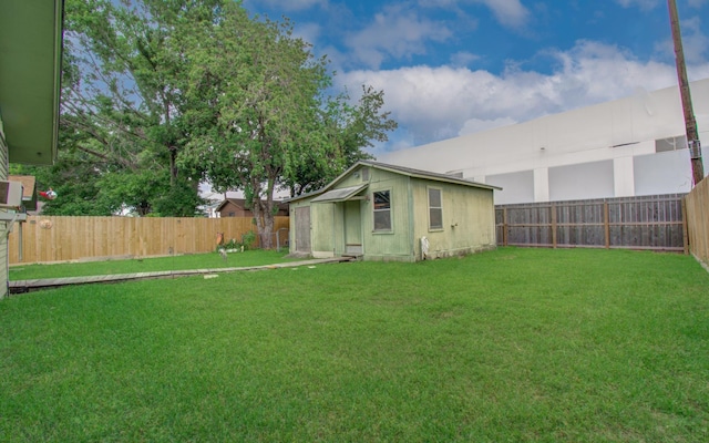 view of yard featuring a fenced backyard