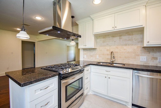 1406 Foxwood Rd, Houston, TX 77008 - kitchen with a sink, tasteful backsplash, island range hood, and stainless steel appliances