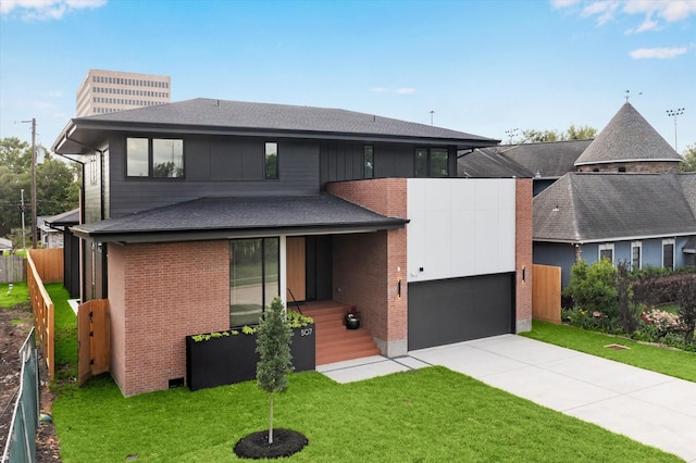 view of front facade featuring driveway, roof with shingles, fence, a front lawn, and an attached garage
