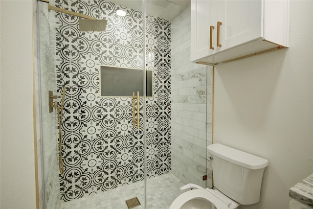 bathroom with toilet and tiled shower