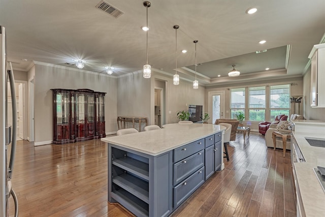 kitchen featuring visible vents, open shelves, dark wood-style flooring, open floor plan, and gray cabinets