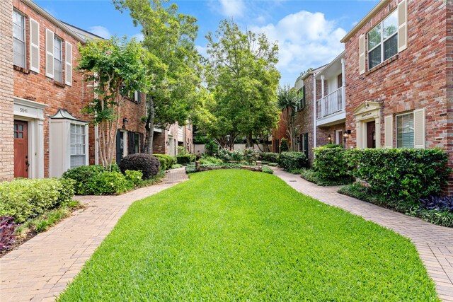 surrounding community with a lawn and a residential view