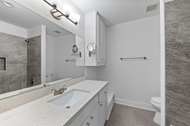 full bath featuring baseboards, a tile shower, toilet, and visible vents