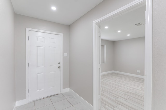 entryway with recessed lighting, baseboards, and visible vents