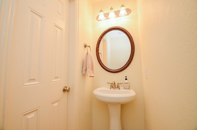 5018 Tramonte Trl, Katy, TX 77494 - bathroom featuring a sink