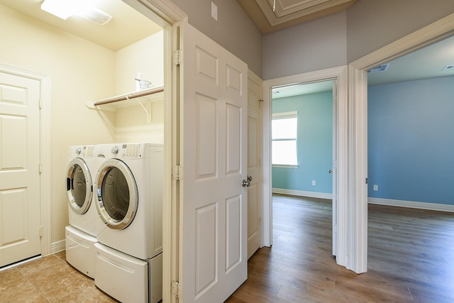 washroom featuring baseboards, visible vents, laundry area, and washer and clothes dryer