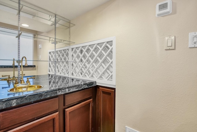 7447 Cambridge St, Houston, TX 77054 - indoor wet bar featuring a textured wall