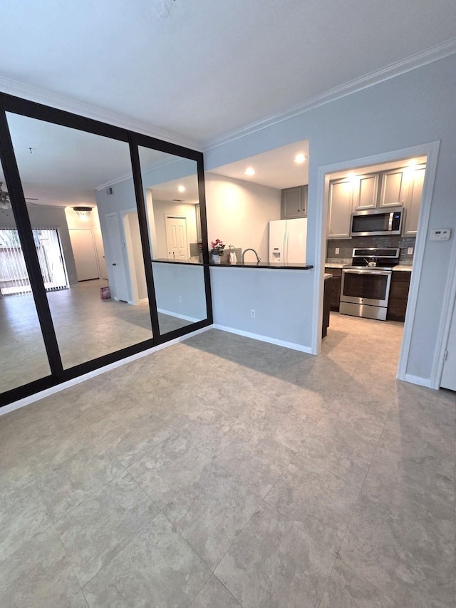 11711 Memorial Dr Unit 97, Houston, TX 77024 - unfurnished living room with baseboards and ornamental molding