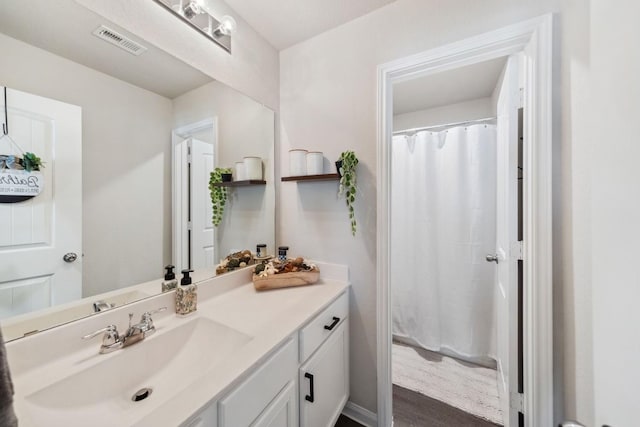 full bathroom with visible vents, curtained shower, and vanity