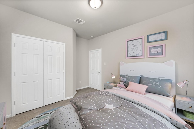 bedroom featuring carpet flooring, baseboards, visible vents, and a closet
