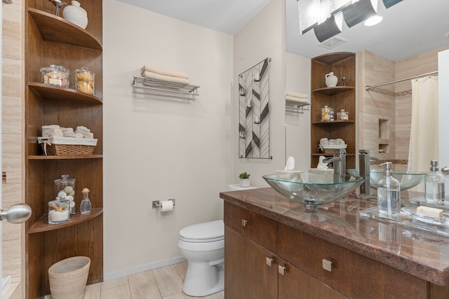 bathroom featuring a shower with curtain, visible vents, baseboards, vanity, and toilet