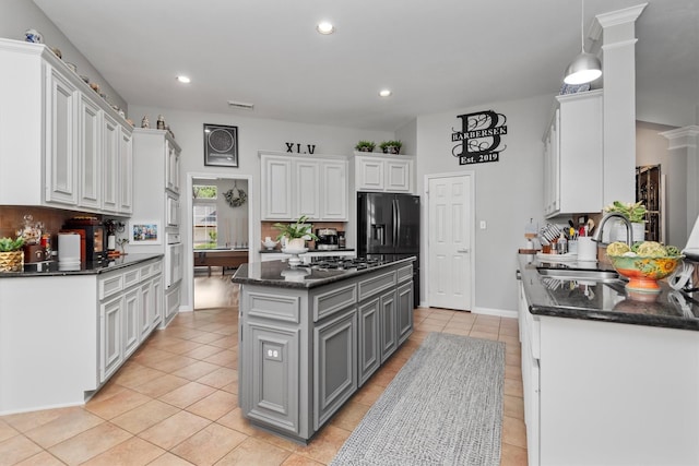 9614 Oconnor Ln, Missouri City, TX 77459 - kitchen featuring light tile patterned flooring, gas cooktop, a sink, gray cabinets, and a kitchen island