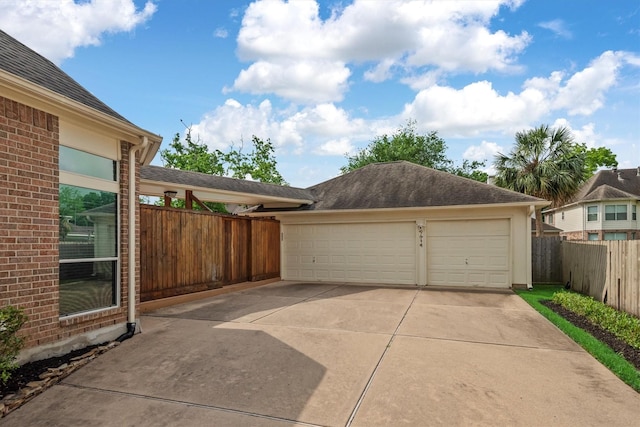 9614 Oconnor Ln, Missouri City, TX 77459 - detached garage with fence