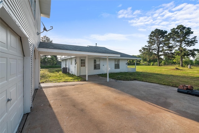 view of front facade featuring a front lawn and cooling unit