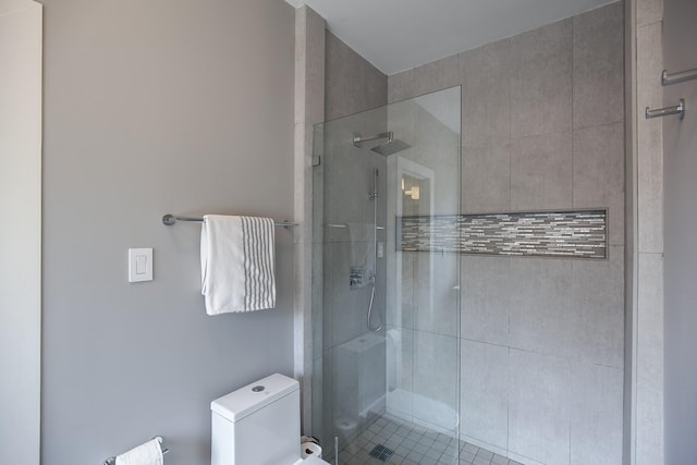 bathroom with toilet and tiled shower