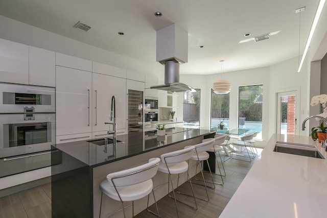 kitchen with visible vents, a sink, and a warming drawer