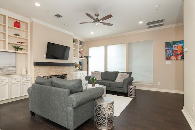 living area with dark wood-style flooring, baseboards, visible vents, and ceiling fan