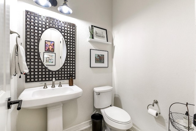2502 Crossvine Dr, Katy, TX 77494 - bathroom featuring baseboards and toilet