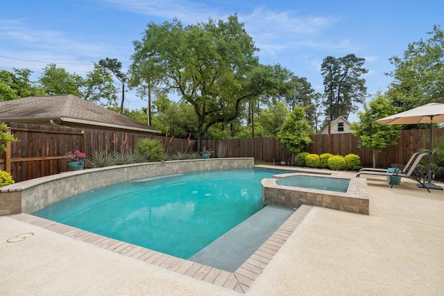 view of pool featuring a pool with connected hot tub, a fenced backyard, and a patio area