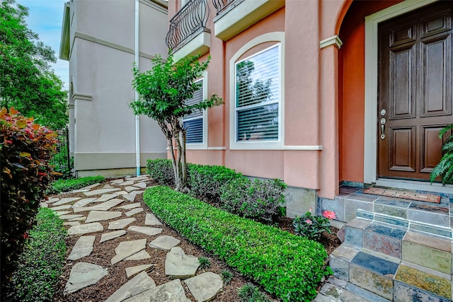 property entrance featuring stucco siding