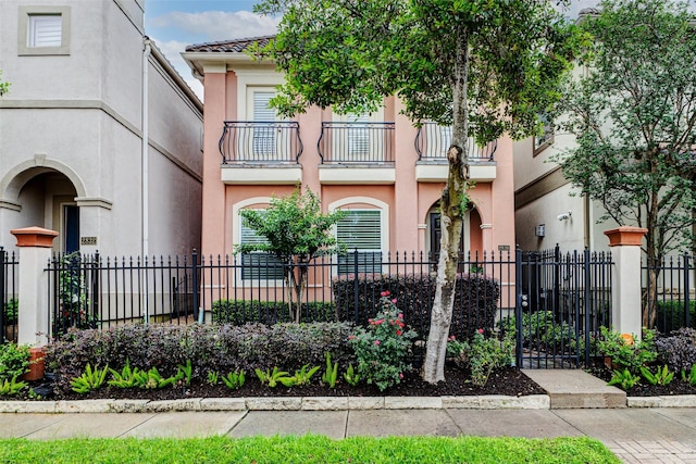 2830 Mcculloch Cir, Houston, TX 77056 - multi unit property with stucco siding, a balcony, and a fenced front yard