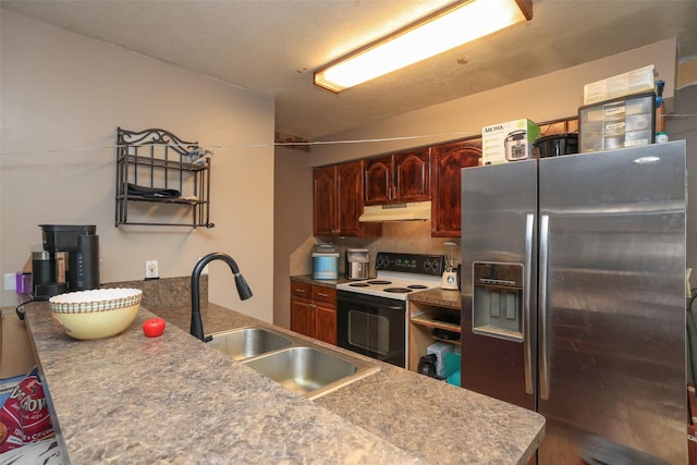 kitchen featuring a sink, electric range oven, under cabinet range hood, stainless steel refrigerator with ice dispenser, and vaulted ceiling