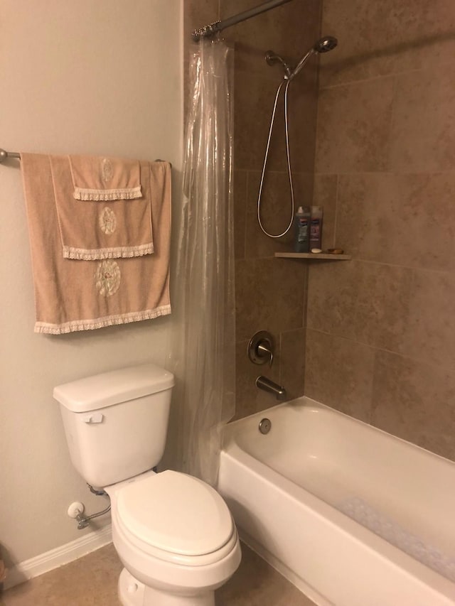 full bathroom with baseboards, shower / bath combo, and toilet